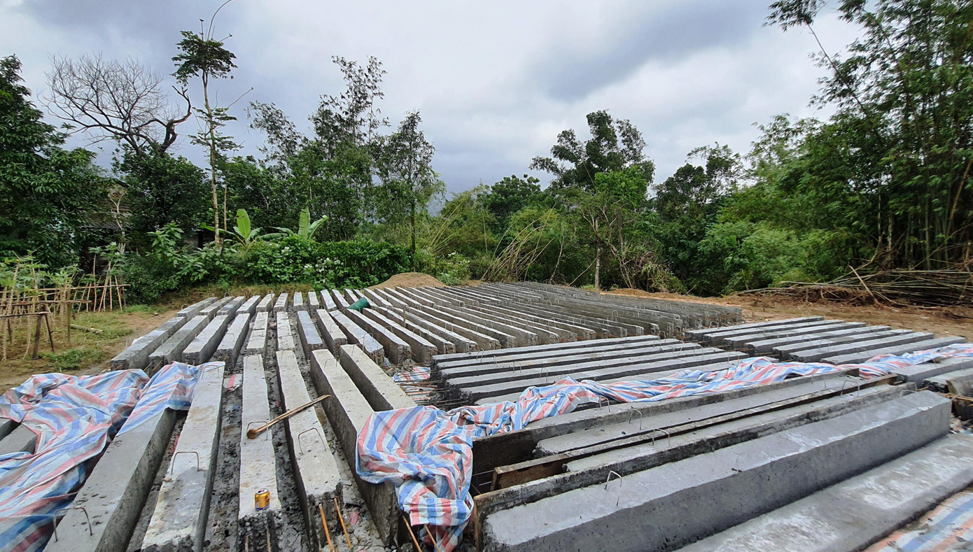 Khu vực triển khai dự án kè chống sạt lở khẩn cấp bờ sông Bù Lu thuộc xã Lộc Thủy vẫn ngổn ngang, chậm tiến độ do ảnh hưởng của dịch bệnh và thiên tai liên tiếp.