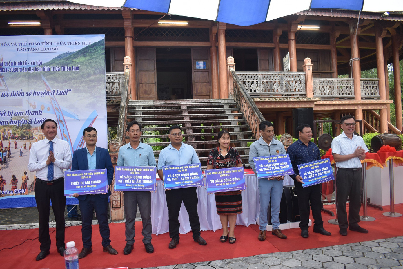 Bàn giao nhiều trang thiết bị về thông tin văn hóa cho các xã, thị trấn của huyện A Lưới.