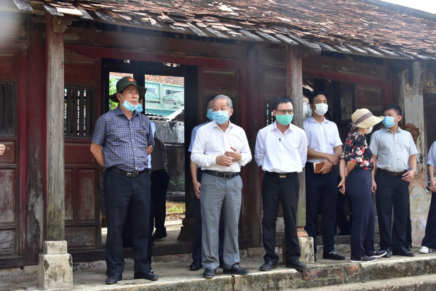 Trước đó, những ai từng ghé lại di tích Châu Hương Viên đã không khỏi chạnh lòng, thậm chí có người không cầm được nước mắt khi chứng kiến ngôi nhà cổ - nơi vốn là thi đàn “Hương Bình thi xã” từng gắn với cuộc đời, tên tuổi nghệ sĩ, danh nhân nổi tiếng Ưng Bình Thúc Giạ Thị - trong cảnh đổ nát, hoang tàn, lạnh lẽo từ năm này sang tháng khác. Trước đó, những ai từng ghé lại di tích Châu Hương Viên đã không khỏi chạnh lòng, thậm chí có người không cầm được nước mắt khi chứng kiến ngôi nhà cổ - nơi vốn là thi đàn “Hương Bình thi xã” từng gắn với cuộc đời, tên tuổi nghệ sĩ, danh nhân nổi tiếng Ưng Bình Thúc Giạ Thị - trong cảnh đổ nát, hoang tàn, lạnh lẽo từ năm này sang tháng khác.