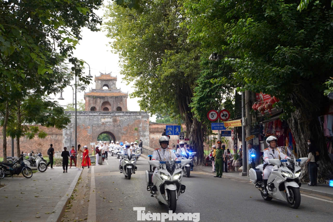 Điều khiển mô tô đặc chủng, diễu hành kỵ binh và trình diễn quân nhạc