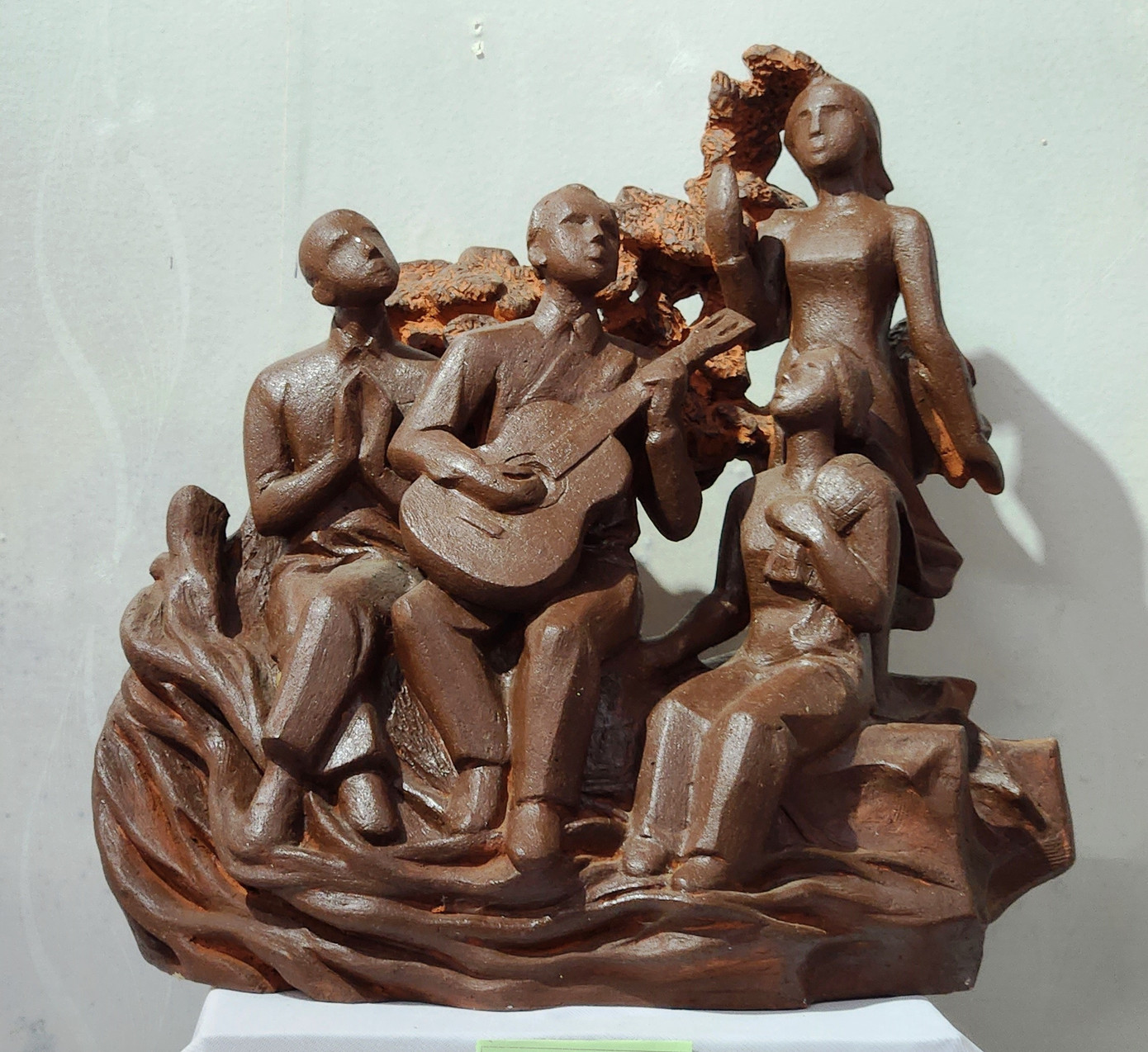 Lý giải mẫu tượng mang chủ đề “Trịnh Công Sơn hát Nối vòng tay lớn”, nhà nghiên cứu Nguyễn Đắc Xuân - Chủ tịch Hội Nghiên cứu và Phát triển Di sản Văn hóa Huế, chia sẻ, qua khảo sát, nghiên cứu, ca khúc “Nối vòng tay lớn” của cố nhạc sĩ Trịnh Công Sơn vốn được rất nhiều người tâm đắc.