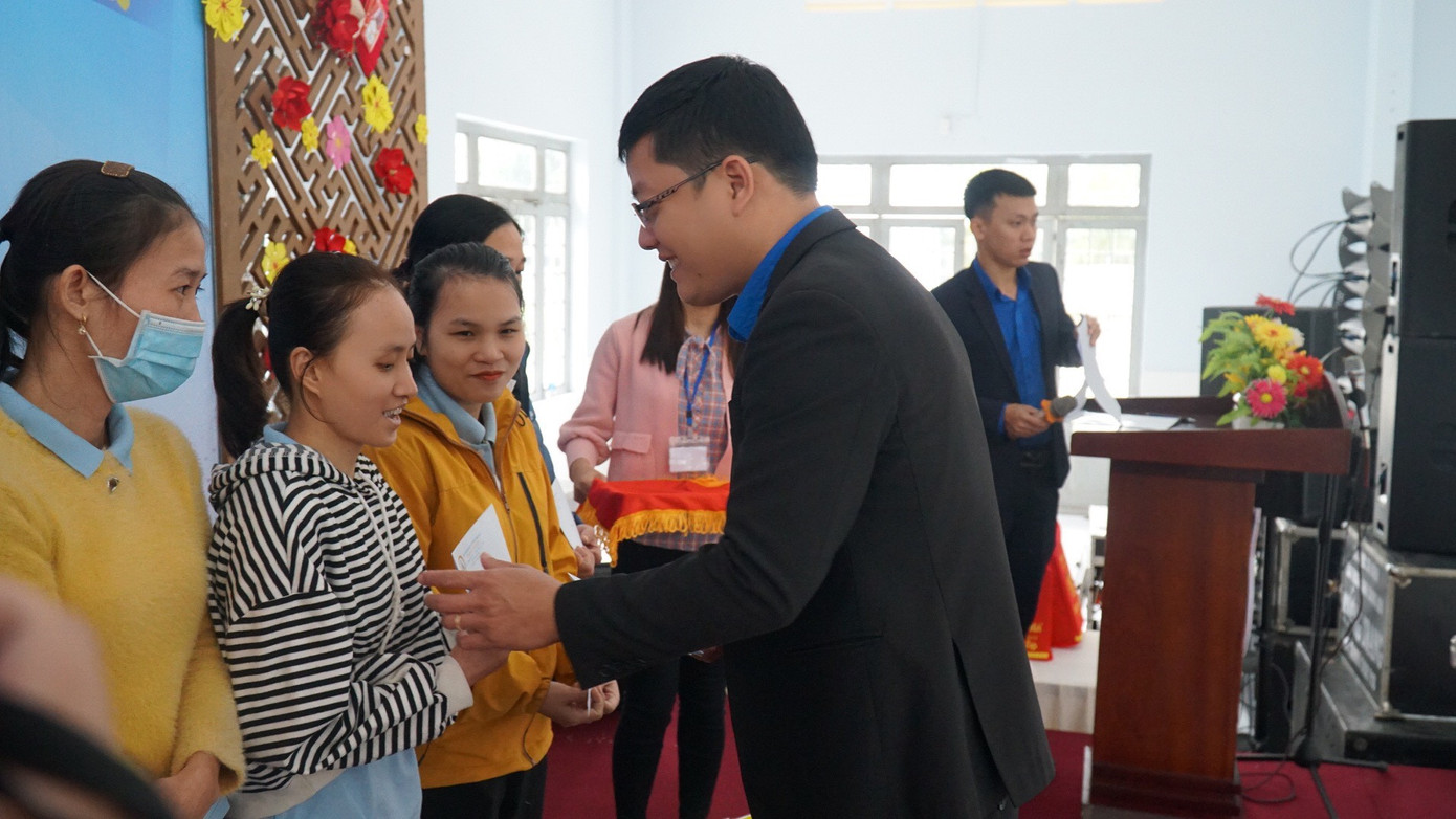 Tặng quà Tết cho thanh niên công nhân tại TT-Huế trước thềm Tết Nguyên đán Quý Mão 2023.