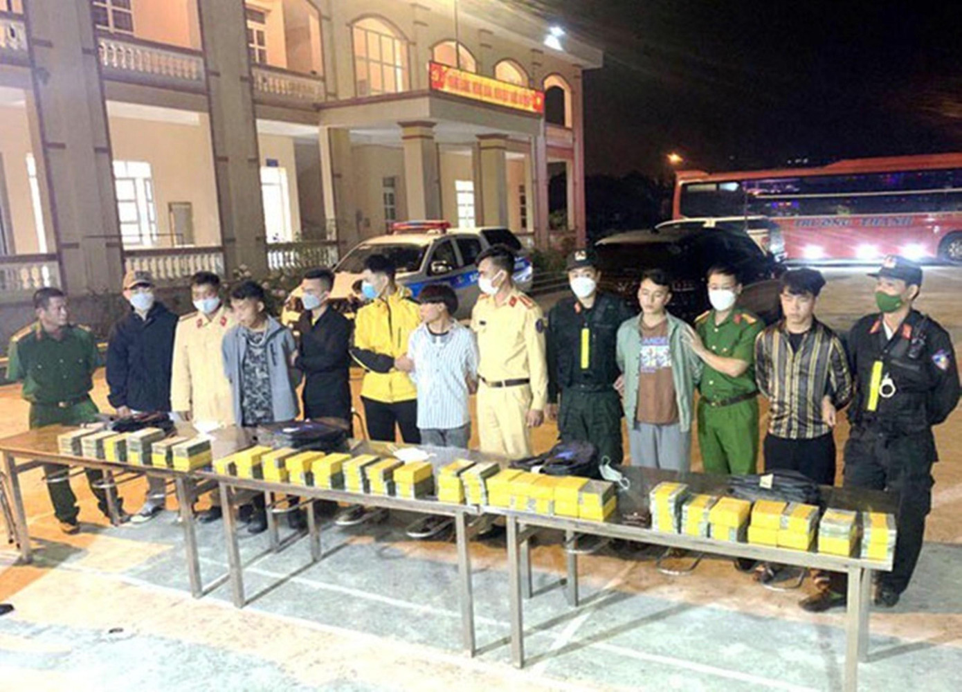 Công an Điện Biên bắt giữ 4 đối tượng vận chuyển 115 bánh heroin từ Lào về Việt Nam. Ảnh: TPO