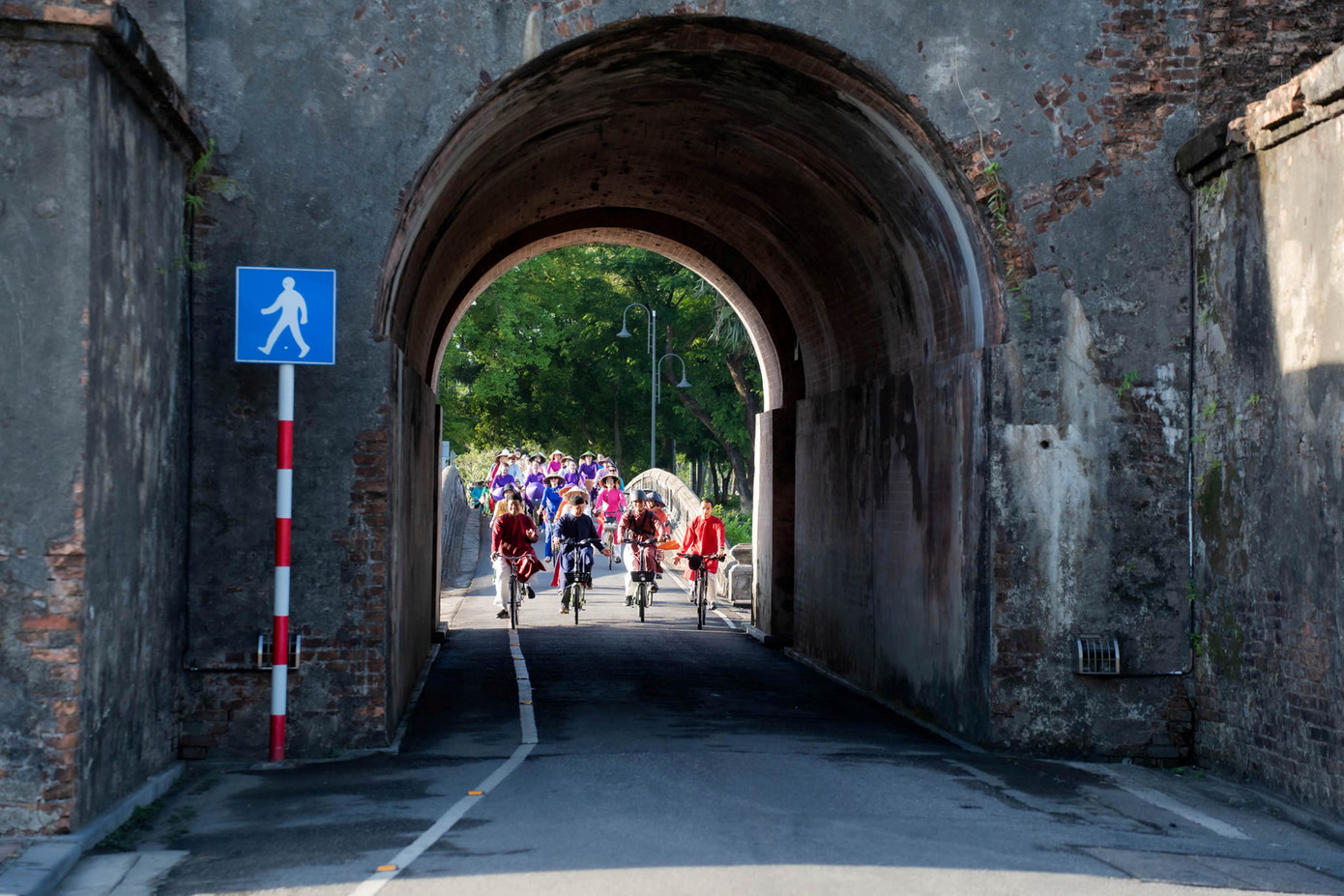 Qua khu vực Kinh thành Huế cổ kính.
