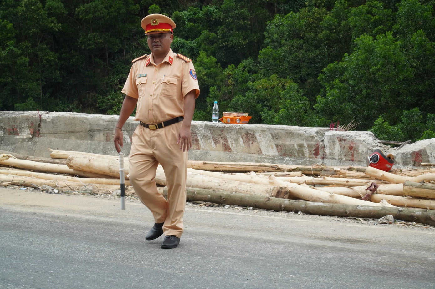 Lực lượng CSGT tiếp tục làm nhiệm vụ tại hiện trường. Lực lượng CSGT tiếp tục làm nhiệm vụ tại hiện trường.