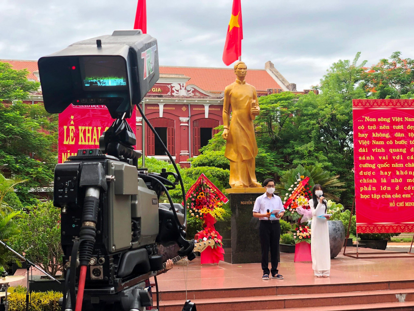 Lễ khai giảng được truyền hình trực tiếp từ Trường Quốc học Huế Lễ khai giảng được truyền hình trực tiếp từ Trường Quốc học Huế