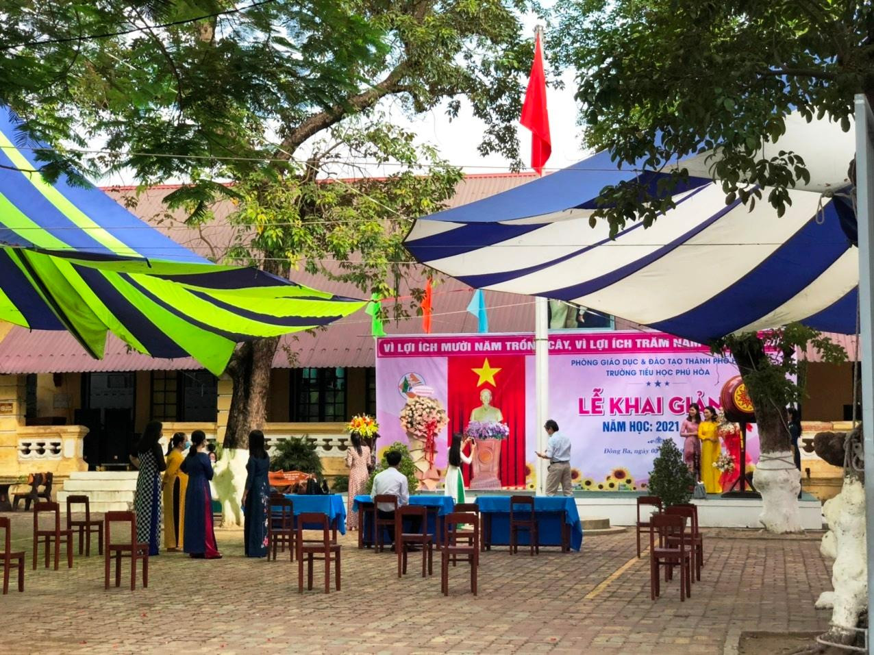 Khai giảng 'tượng trưng" tại một trường tiểu học thuộc TP Huế Khai giảng 'tượng trưng" tại một trường tiểu học thuộc TP Huế