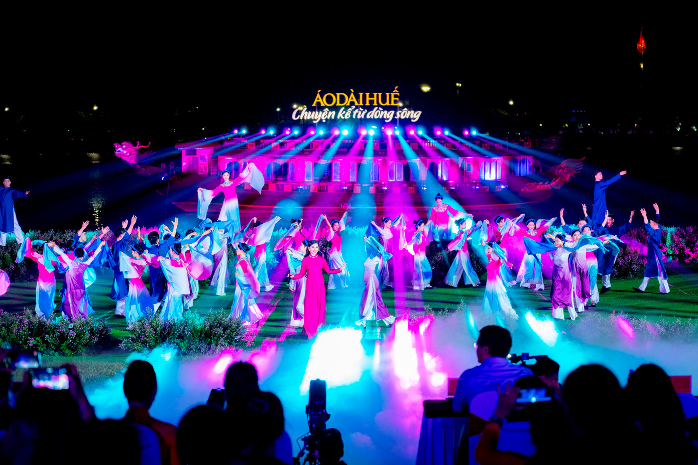 Từ sân khấu chính đến những bãi cỏ xanh ven sông đều có sự hiện diện của đông đảo du khách, công chúng mộ điệu áo dài và người dân địa phương. (Ảnh: Đình Hoàng)