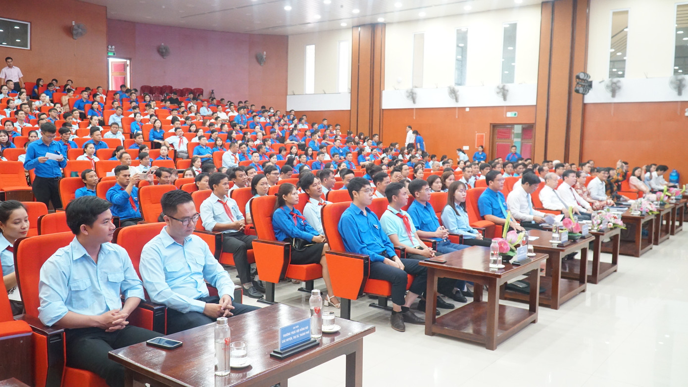 Buổi đối thoại thu hút hơn 300 giáo viên làm Tổng phụ trách Đội và giáo viên bộ môn kiêm nhiệm công tác Đội tham gia. Buổi đối thoại thu hút hơn 300 giáo viên làm Tổng phụ trách Đội và giáo viên bộ môn kiêm nhiệm công tác Đội tham gia.