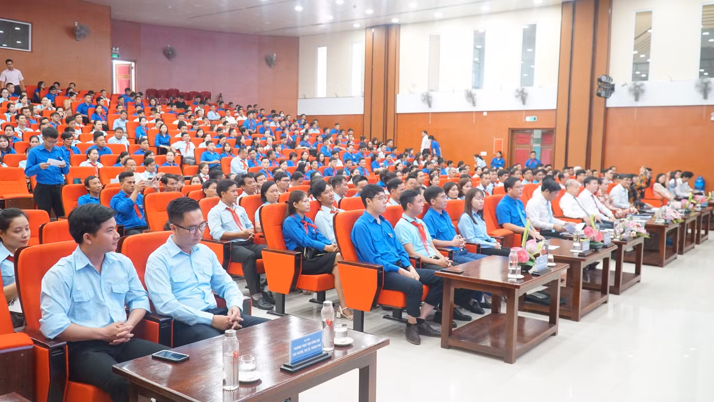 Buổi đối thoại thu hút hơn 300 giáo viên làm Tổng phụ trách Đội và giáo viên bộ môn kiêm nhiệm công tác Đội tham gia.