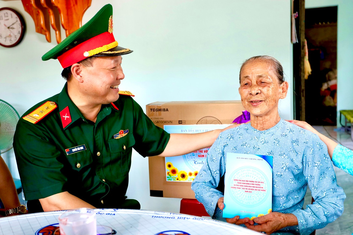 Thăm, tặng quà cho người già, người tàn tật tại Huế.