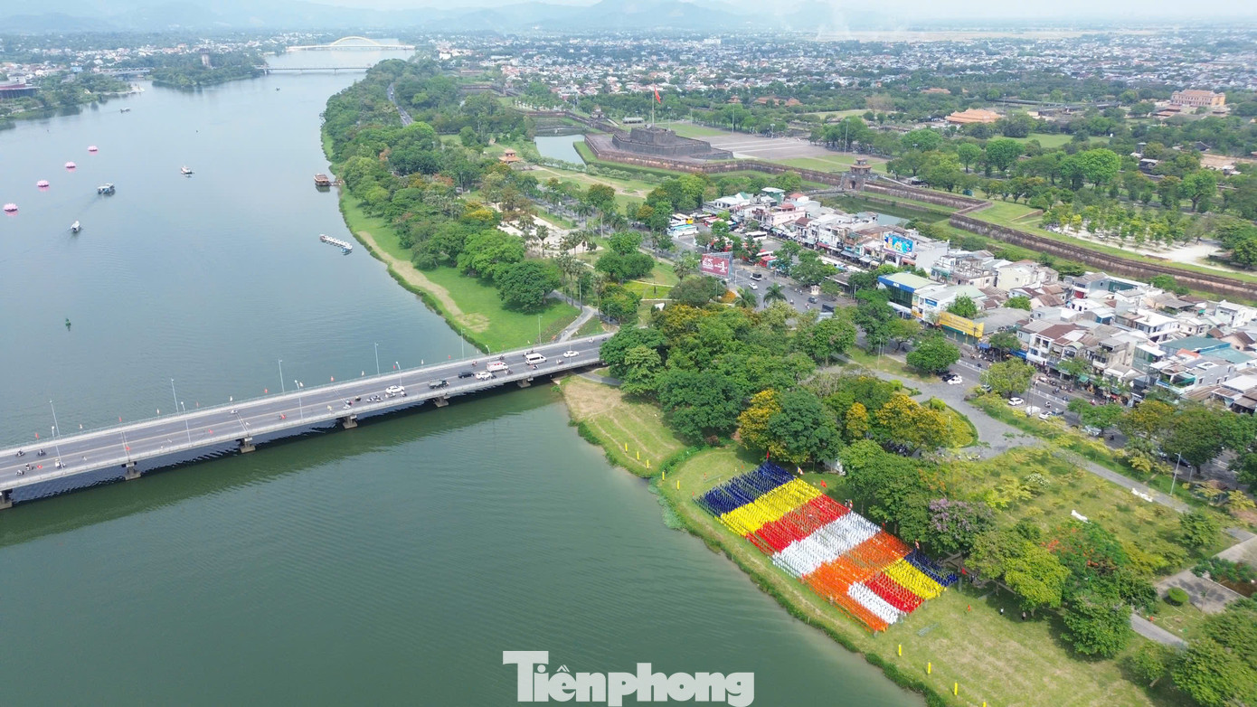 Những ngày này, lá đại kỳ Phật giáo rộng hơn 500 m2 lần đầu được thiết trí bên bờ bắc sông Hương (phường Đông Ba, quận Phú Xuân), gần cầu Phú Xuân, trở thành một trong những điểm đến đáng chú ý của mùa Phật đản năm nay tại TP Huế. Những ngày này, lá đại kỳ Phật giáo rộng hơn 500 m2 lần đầu được thiết trí bên bờ bắc sông Hương (phường Đông Ba, quận Phú Xuân), gần cầu Phú Xuân, trở thành một trong những điểm đến đáng chú ý của mùa Phật đản năm nay tại TP Huế.