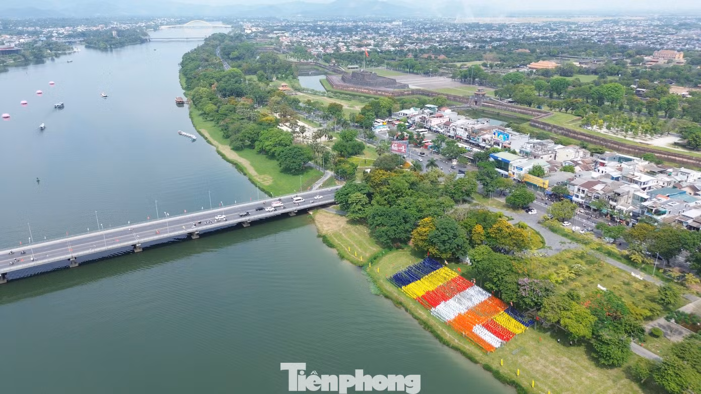 Những ngày này, lá đại kỳ Phật giáo rộng hơn 500 m2 lần đầu được thiết trí bên bờ bắc sông Hương (phường Đông Ba, quận Phú Xuân), gần cầu Phú Xuân, trở thành một trong những điểm đến đáng chú ý của mùa Phật đản năm nay tại TP Huế.