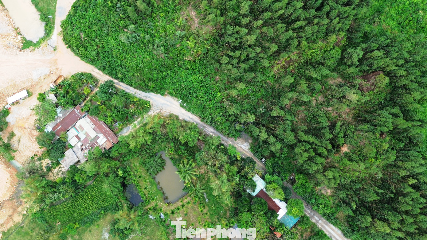 Ông Phan Công Mẫn - Chủ tịch UBND huyện Phú Lộc, cho biết, chính quyền huyện và cơ quan chức năng đã nhận được yêu cầu của dân về việc di dời khẩn cấp ra khỏi chân núi Phú Gia từ nhiều năm nay. Tuy nhiên, việc di dời này cần phải lập dự án, bố trí tái định cư. Còn nếu di dời theo diện khẩn cấp bằng nguồn kinh phí phòng, chống thiên tai, mức hỗ trợ cho dân sẽ thấp và không bao gồm tái định cư, như vậy sẽ ảnh hưởng quyền lợi của bà con.