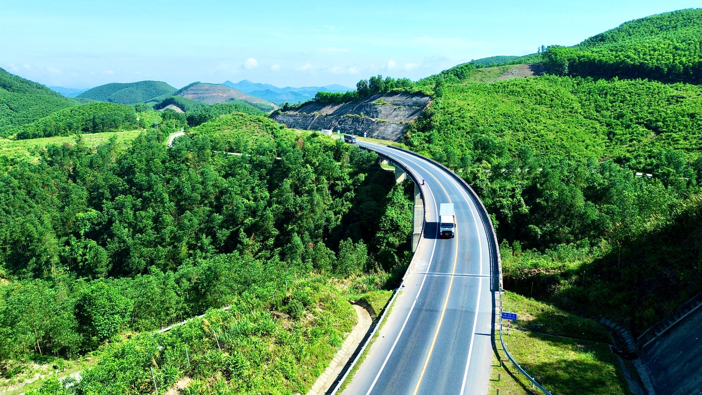 Toàn tuyến cao tốc được mở rộng từ quy mô 2 làn xe lên 4 làn xe hoàn chỉnh, với chiều dài khoảng 60,7km, bắt đầu tại Km0 thuộc xã Hưng Lộc, TP Huế, kết thúc tại nút giao Hòa Liên, TP Đà Nẵng. Mặt đường được mở rộng lên 22m, vận tốc thiết kế từ 60 đến 80km/h theo tiêu chuẩn đường cao tốc.