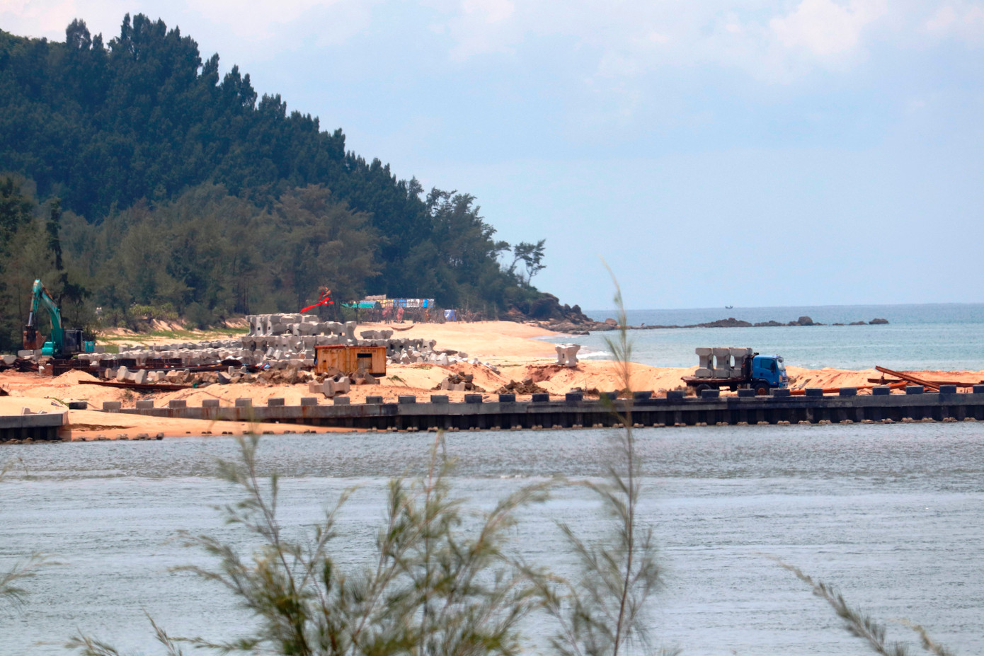 Ghi nhận của PV, tại tuyến đê ngăn cát, giảm sóng bờ bắc cửa biển Tư Hiền do Tổng Công ty Xây dựng Lũng Lô đảm nhận thi công - nơi được đánh giá có điều kiện tự nhiên phức tạp bậc nhất của dự án, đến nay, khối lượng thực hiện đạt 80%. Công tác đóng cọc SW400A đã hoàn thành. Đơn vị thi công tiếp tục gia cố mũi và khóa dầm mũ mũi đê.