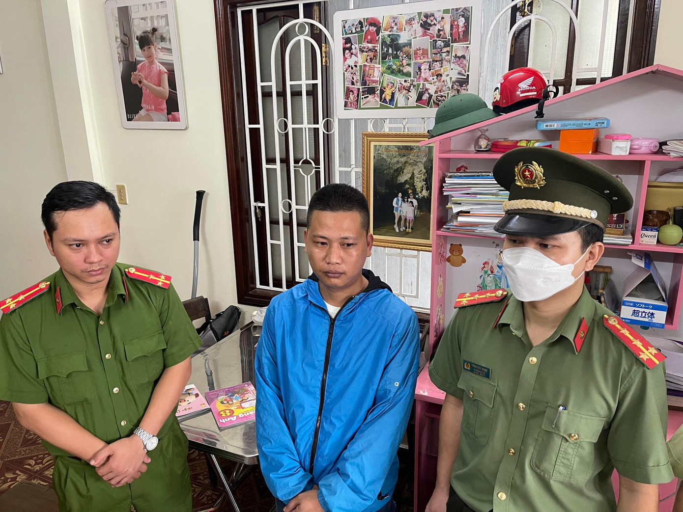 Đối tượng Nguyễn Thanh Lâm (giữa). Ảnh CACC