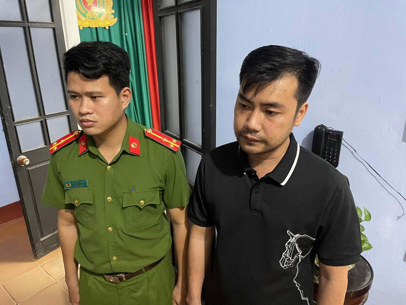 Đối tượng Nguyễn Hoàng Bảo Nghĩa (phải). Ảnh CACC