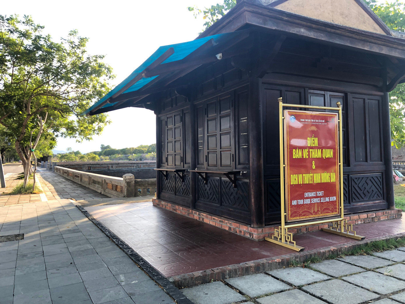 Từ đầu tháng 5/2021 lại đây, khi dịch bệnh bùng phát mạnh ở nhiều nơi, chính quyền tỉnh TT-Huế đã có chỉ đạo yêu cầu tạm thời ngưng đón khách vào tham quan các di tích, danh lam thắng cảnh tại Quần thể di tích Cố đô Huế. Trong ảnh: Điểm bán vé tham quan Đại Nội Huế đã đóng cửa từ lâu