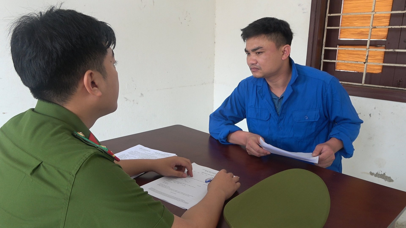 Tài xế Vũ Đình Phi tại cơ quan công an. Tài xế Vũ Đình Phi tại cơ quan công an.