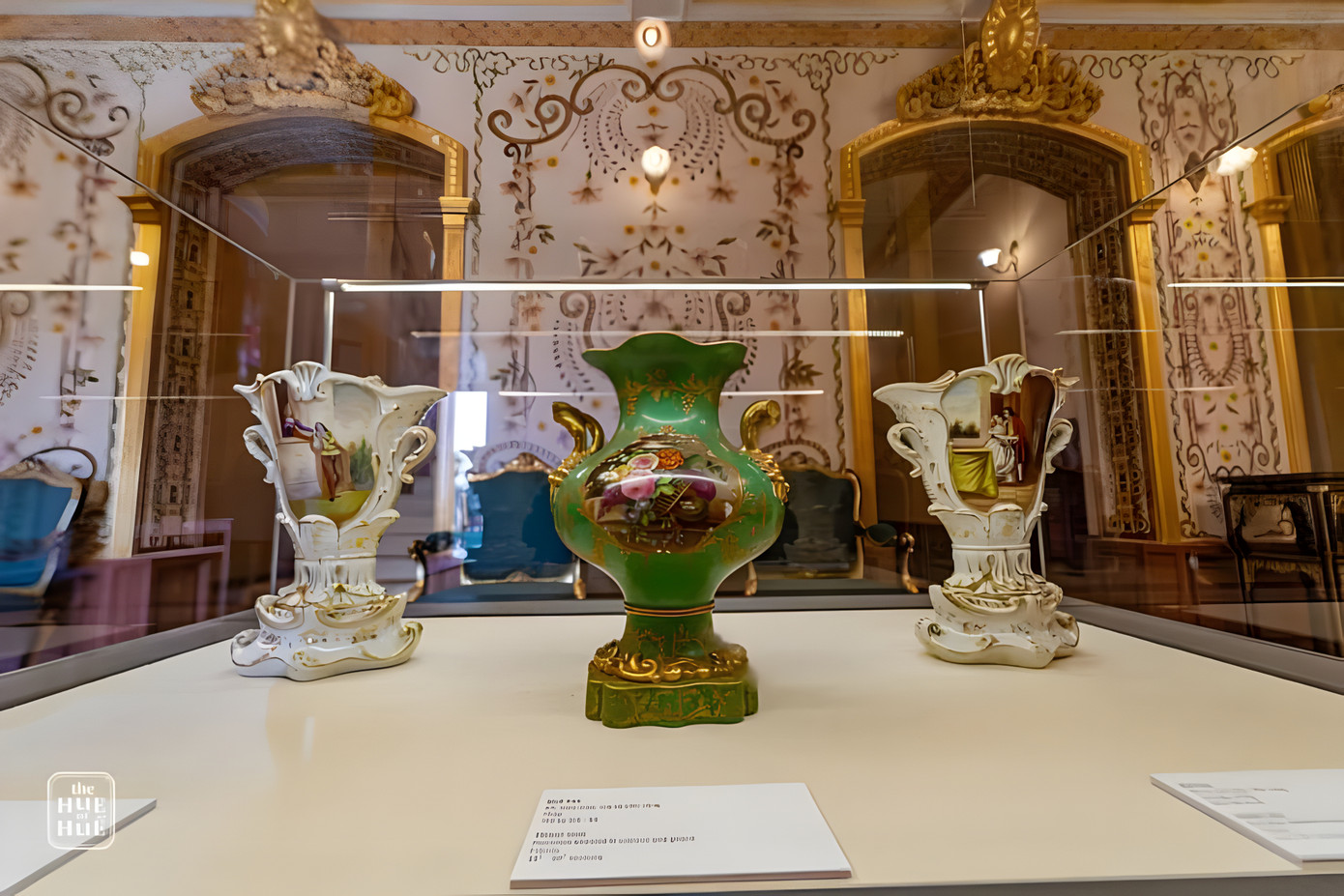 Đồ gốm sứ trưng bày bên trong điện. Ảnh: FB P.T.Định Đồ gốm sứ trưng bày bên trong điện. Ảnh: FB P.T.Định