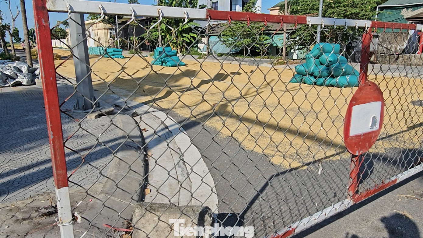 Ông Nguyễn Đình Dũng (dân phường Thủy Phương) phản ánh, đoạn tỉnh lộ 7 nối dài xây xong 2 năm nay, nhưng không biết vì lý do gì, công trình không thể đấu nối vào đường Nguyễn Tất Thành (quốc lộ 1) để khai thác, vận hành.