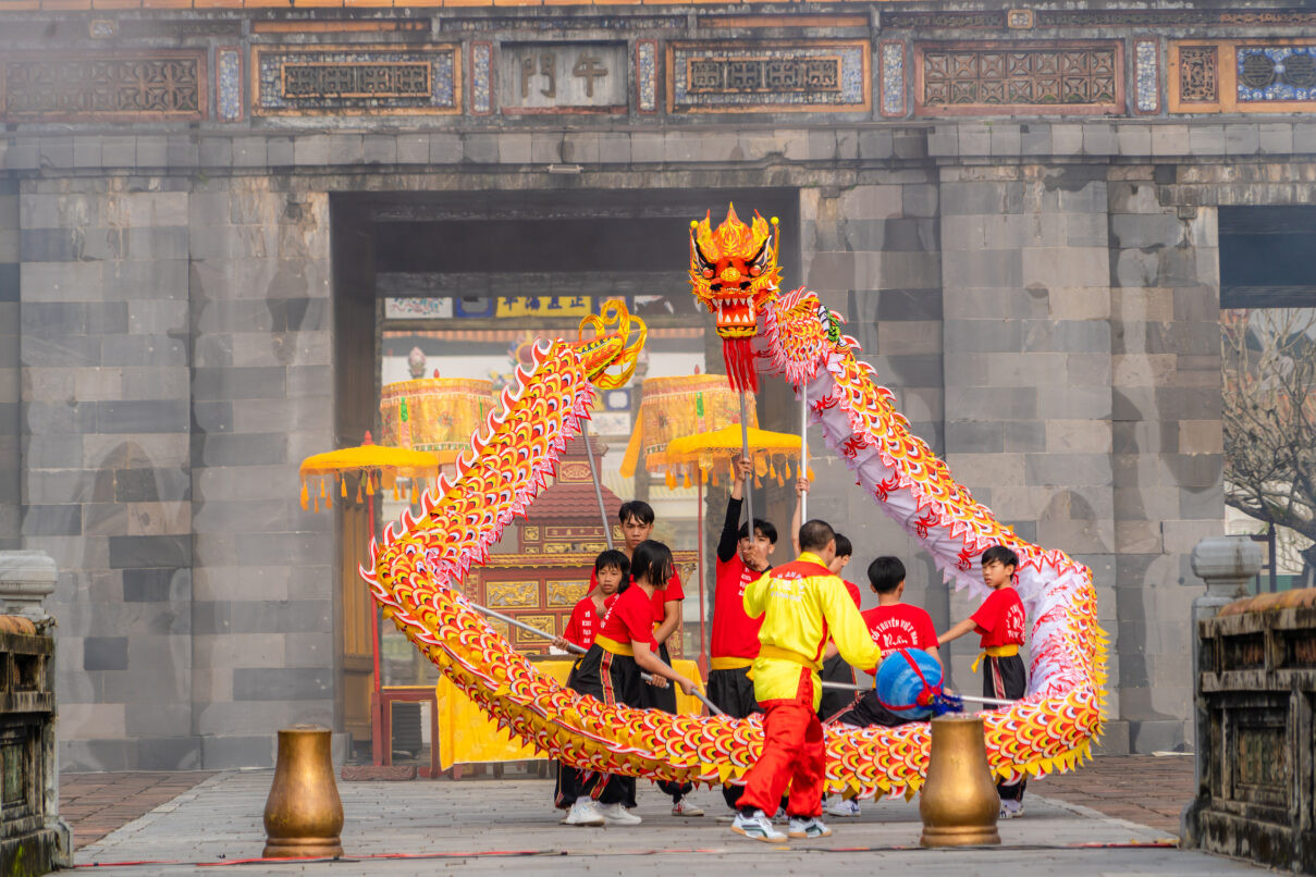 Biểu diễn múa lân sư rồng mừng năm mới. Ảnh: NPBM.