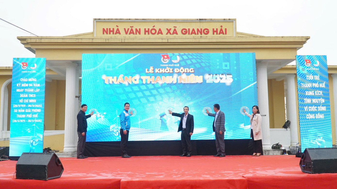 Đại diện lãnh đạo Thành ủy Huế, Thành Đoàn, huyện Phú Lộc bấm nút khởi động Tháng Thanh niên năm 2025.