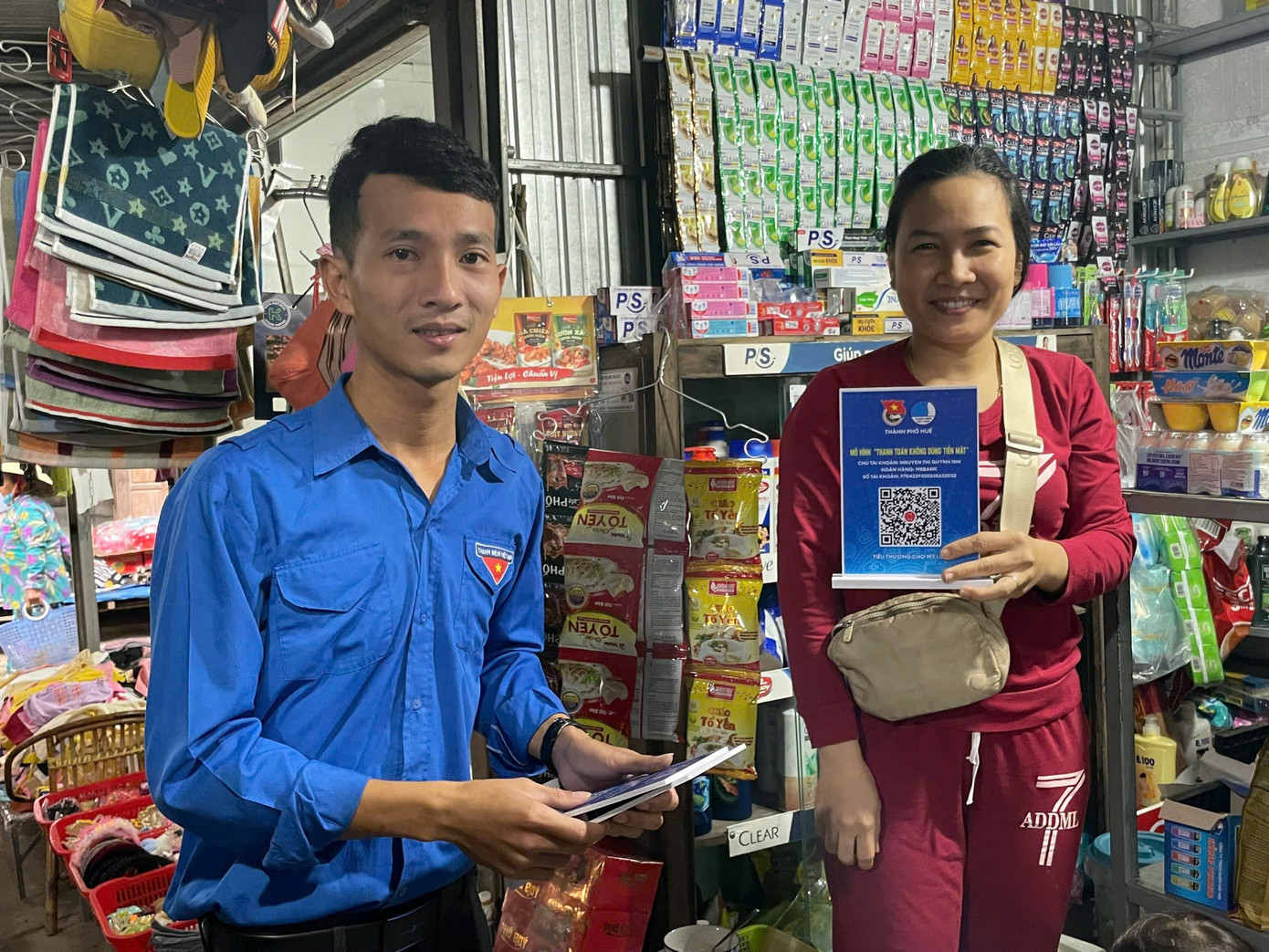 Hỗ trợ người dân thực hiện mô hình thanh toán không dùng tiền mặt.