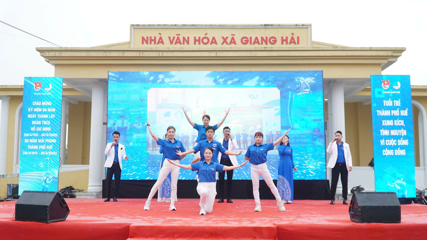 Văn nghệ chào mừng.