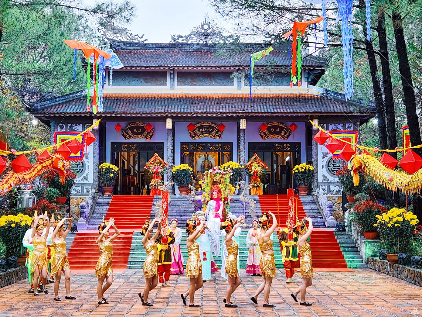 Chương trình biểu diễn nghệ thuật đặc sắc, tái hiện cuộc đời và công lao to lớn của Công chúa Huyền Trân. Ảnh: Xuân Đạt. Chương trình biểu diễn nghệ thuật đặc sắc, tái hiện cuộc đời và công lao to lớn của Công chúa Huyền Trân. Ảnh: Xuân Đạt.