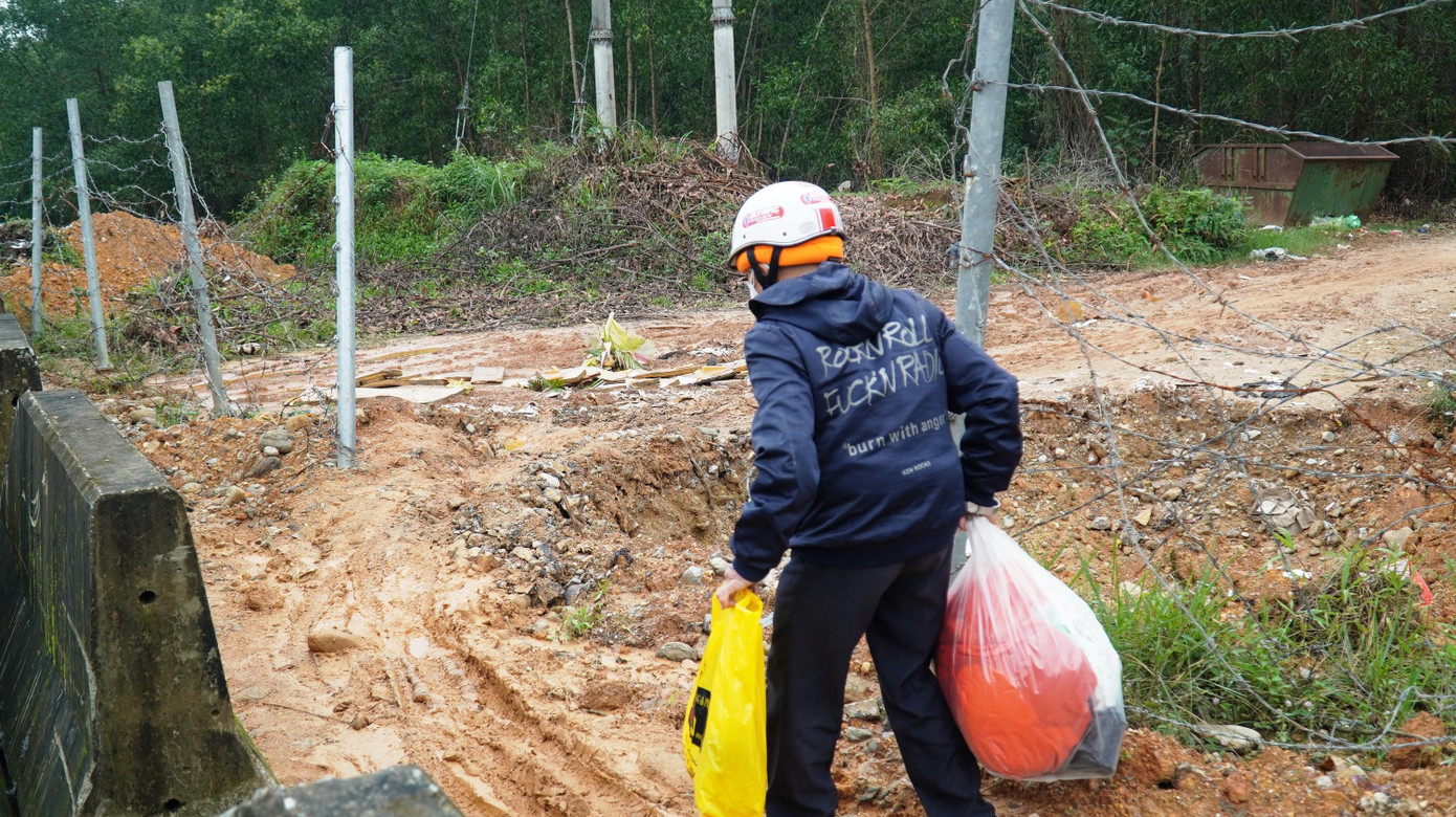 Tuy nhiên, người dân vẫn tìm cách chui qua.