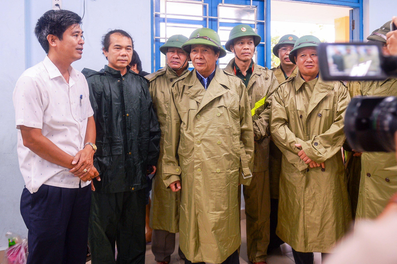 Phó Thủ tướng kiểm tra tình hình thực tế sau bão tại phường Thuận An, TP Huế Phó Thủ tướng kiểm tra tình hình thực tế sau bão tại phường Thuận An, TP Huế