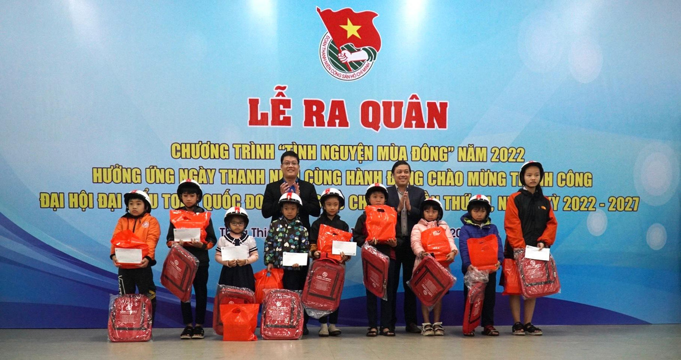 Tặng quà, túi xách cho trẻ em có hoàn cảnh khó khăn. Ảnh: N.V