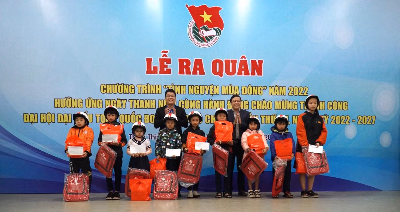 Tặng quà, túi xách cho trẻ em có hoàn cảnh khó khăn. Ảnh: N.V Tặng quà, túi xách cho trẻ em có hoàn cảnh khó khăn. Ảnh: N.V