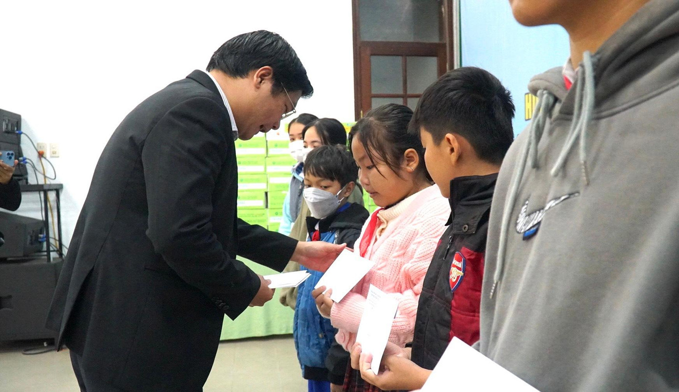 Tặng học bổng cho học sinh có hoàn cảnh khó khăn. Ảnh: N.V