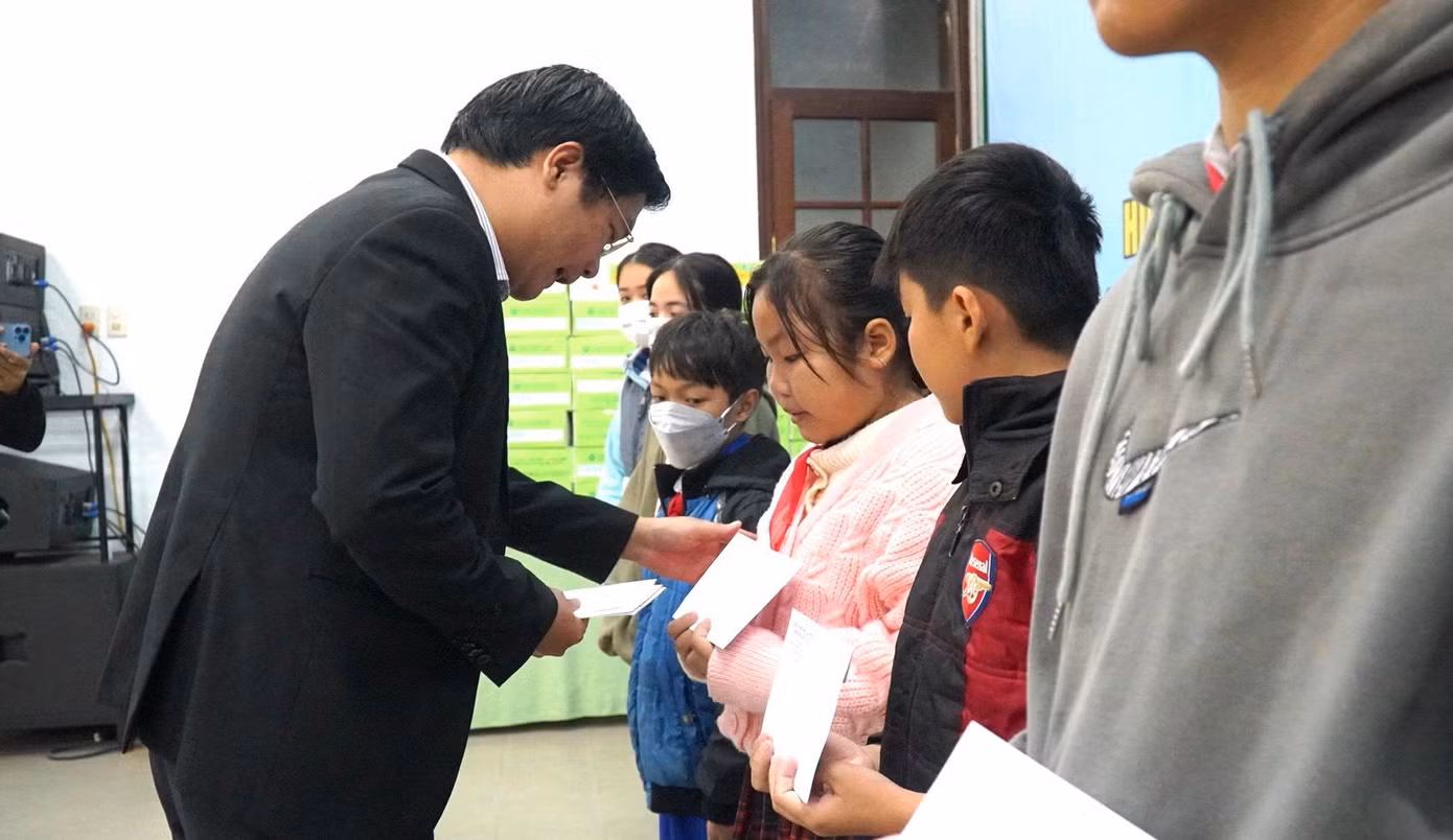 Tặng học bổng cho học sinh có hoàn cảnh khó khăn. Ảnh: N.V Tặng học bổng cho học sinh có hoàn cảnh khó khăn. Ảnh: N.V