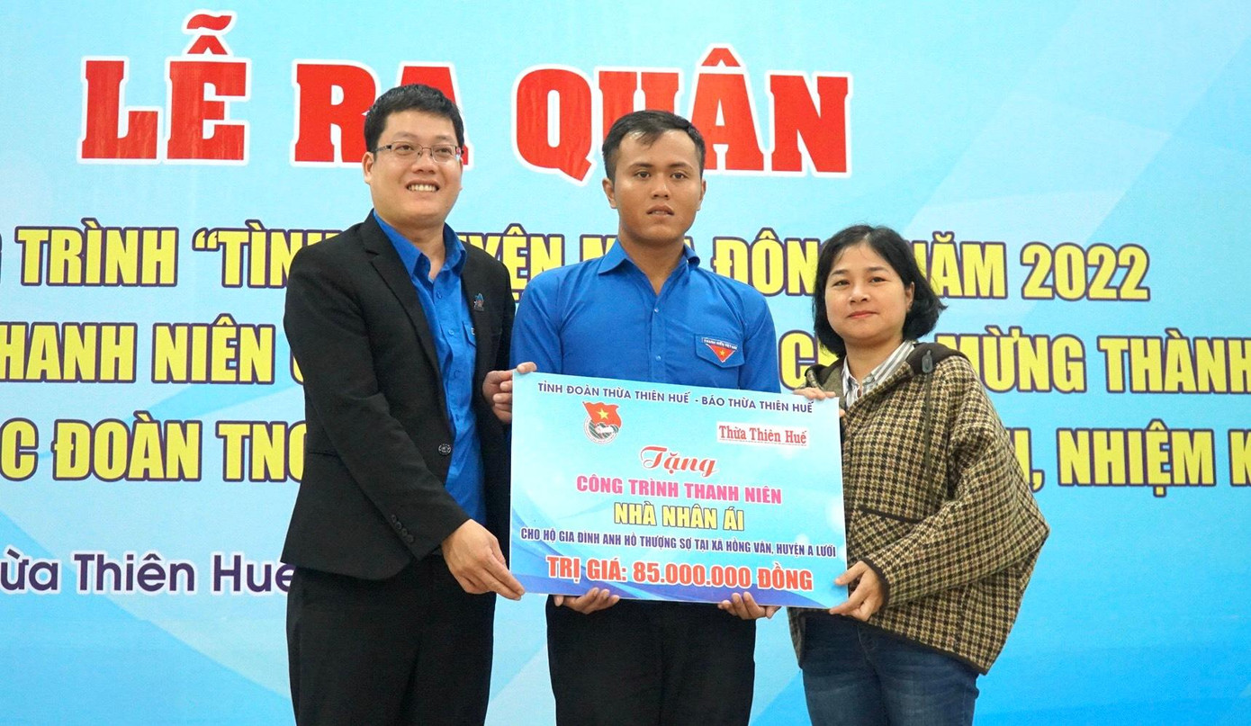 Tặng công trình thanh niên “Nhà nhân ái” cho đoàn viên, thanh niên có khó khăn về nhà ở thị xã Hương Thủy, TT-Huế. Ảnh: N.V