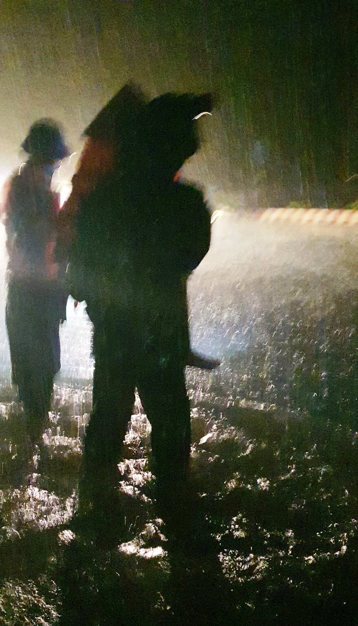 Người dân Hương Văn (thị xã Hương Trà) di dời khẩn cấp lúc rạng sáng 11/10. Người dân Hương Văn (thị xã Hương Trà) di dời khẩn cấp lúc rạng sáng 11/10.