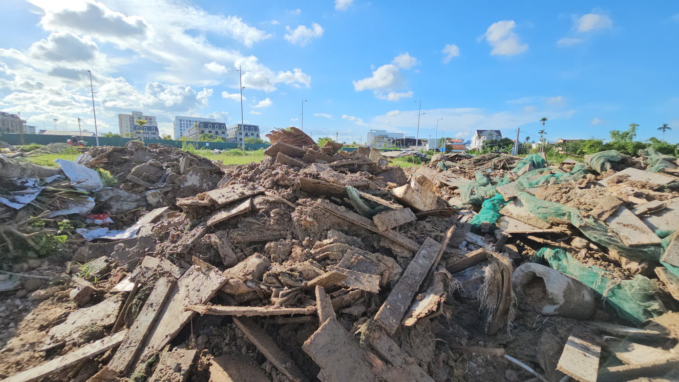 Theo ông Võ Văn Việt - Giám đốc Ban Quản lý Dự án Green City Huế, do công trình xây dựng thuộc dự án tại khu vực này bị vướng mặt bằng, công tác thi công không diễn ra liên tục, nên một số đối tượng từng vào đây đào trộm đất chuyển đi nơi khác. Thời gian gần đây, khu vực dự án lại rộ lên tình trạng người dân mang rác thải công trình, rác sinh hoạt, bùn bẩn, vật chất công trình nhà vệ sinh đổ về đây gây ô nhiễm môi trường, ảnh hưởng công trình xây dựng dự án đô thị xanh.