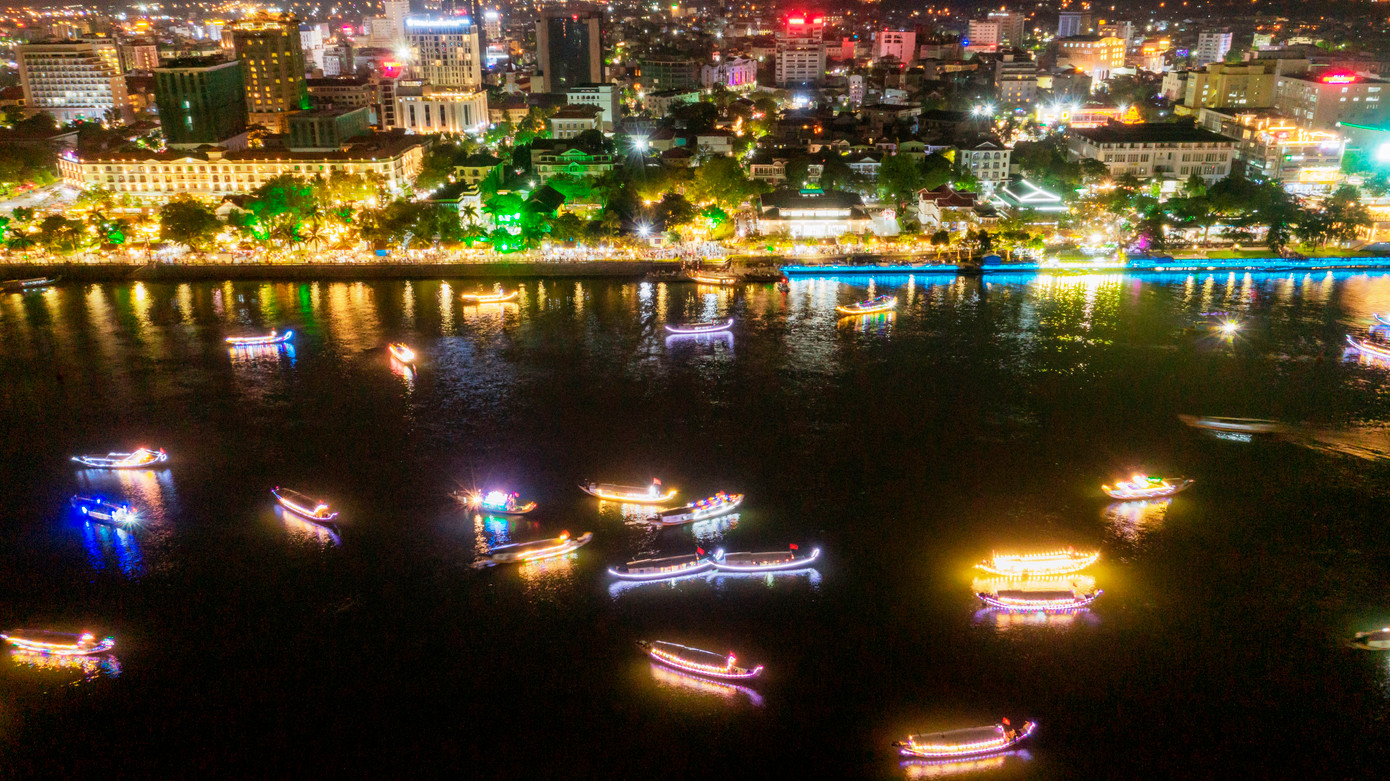 Cùng với hoạt động biểu diễn nghệ thuật, trong khuôn khổ chương trình, 36 thuyền hoa thuộc các phường, xã của TP Huế được trang trí tinh tế, bắt mắt, lung linh sắc màu di chuyển trên sông Hương đoạn từ giữa cầu Trường Tiền và Phú Xuân hướng lên cầu Dã Viên rồi vòng về khu vực trung tâm. Ảnh: Đ.Hoàng