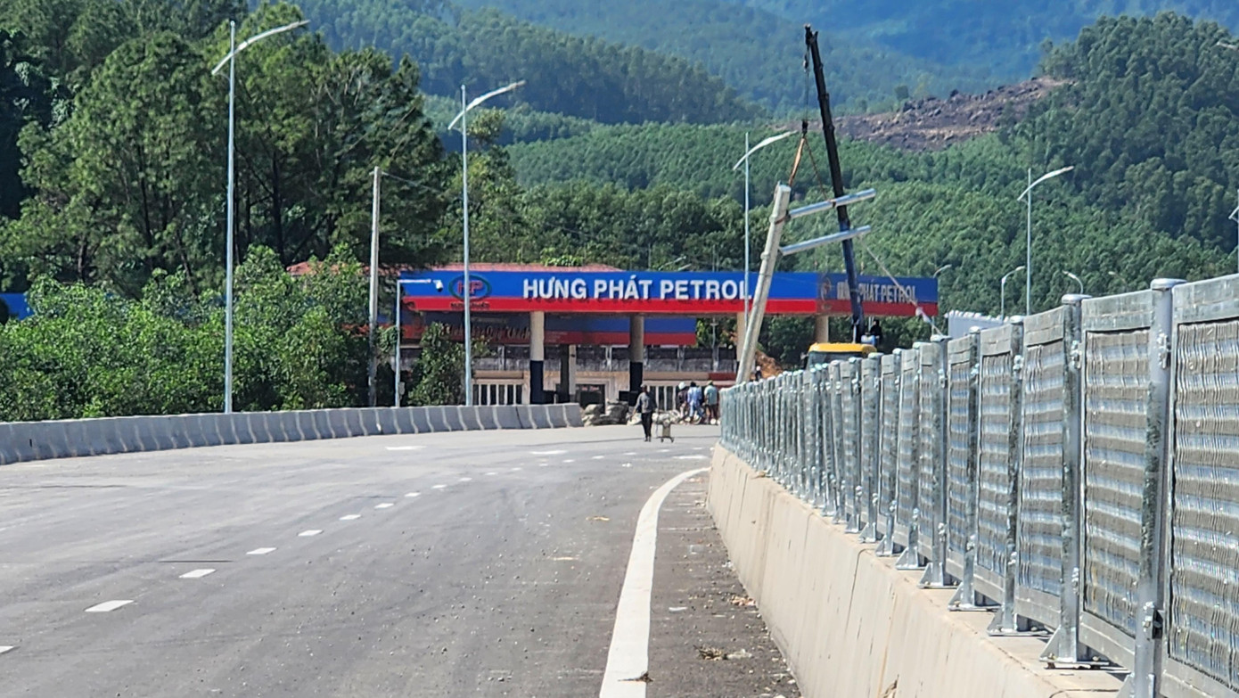 Các “điểm nghẽn” kéo dài trong quá trình thực hiện dự án, như tại khu vực cây xăng Hưng Phát gần cầu Tuần (xã Hương Thọ, TP Huế) đã được khơi thông, đến nay đã hoàn thiện thi công.