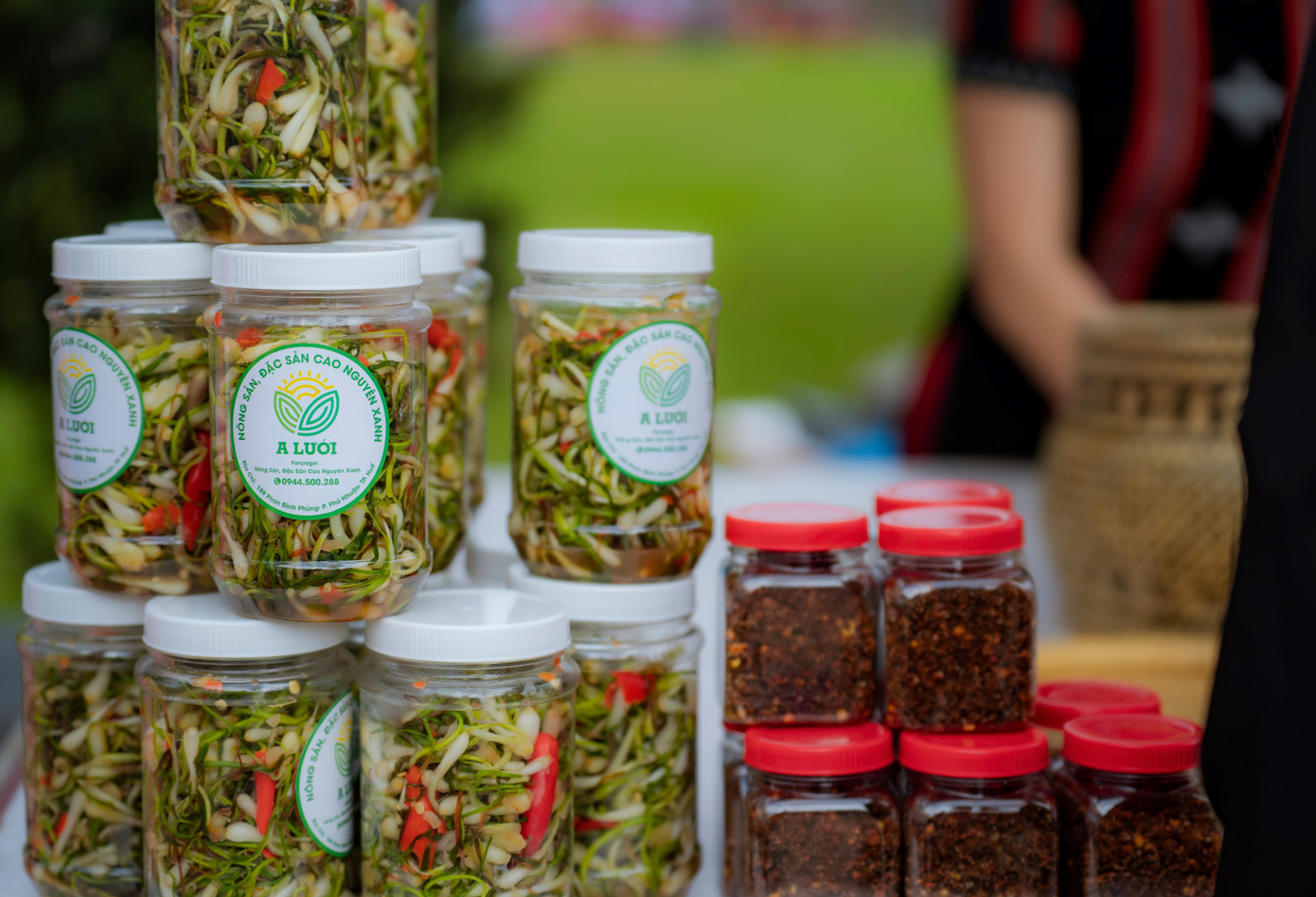 Giới thiệu đặc sản miền núi A Lưới (TT-Huế) đến du khách, công chúng tại ngày hội. Ảnh: Đình Hoàng