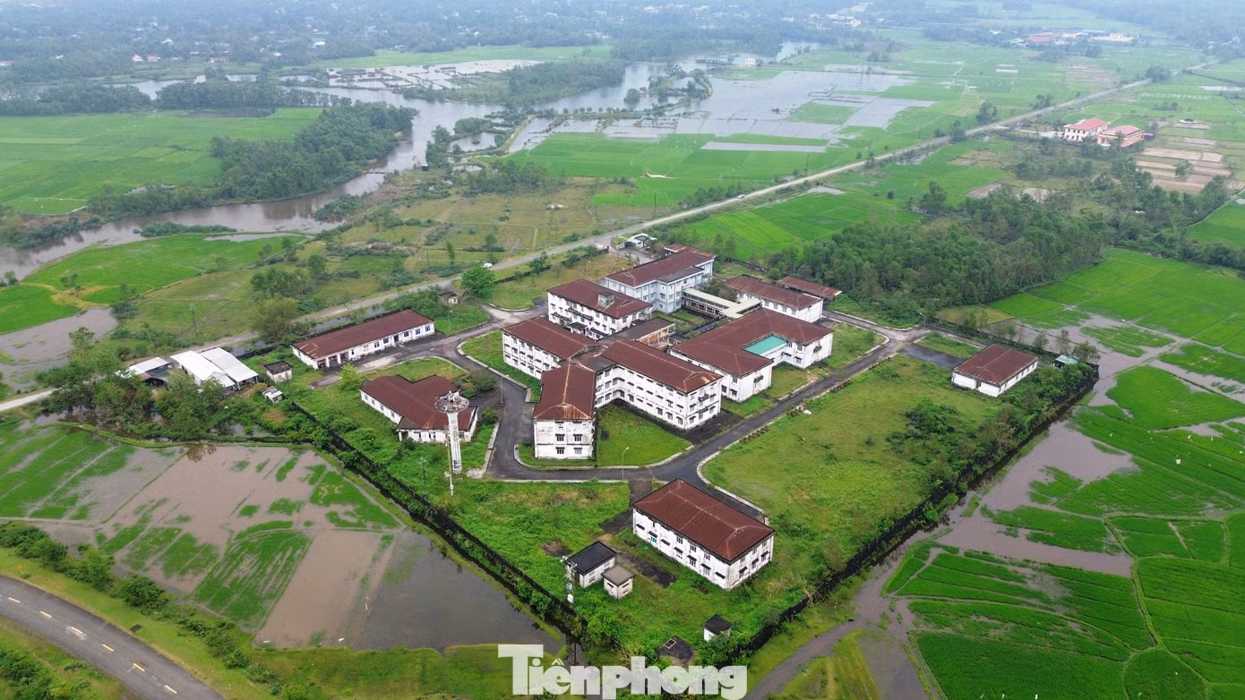 Ông Nguyễn Thanh Bình còn lưu ý, theo Nghị quyết 54 của Bộ Chính trị, Huế hướng tới trở thành trung tâm y tế chuyên sâu của cả nước, trong đó Bệnh viện Trung ương Huế là một trong 6 bệnh viện đặc biệt của cả nước, còn Trường Đại học Y Dược - Đại học Huế xây dựng mô hình kết hợp đào tạo và thực hành. Việc nâng cấp Bệnh viện đa khoa Chân Mây thành một thiết chế y tế mạnh, chuyên sâu không chỉ phục vụ nhu cầu khám chữa bệnh mà còn tạo sức lan tỏa trong khu vực, góp phần vào chiến lược phát triển dài hạn của thành phố Huế. Ông Nguyễn Thanh Bình còn lưu ý, theo Nghị quyết 54 của Bộ Chính trị, Huế hướng tới trở thành trung tâm y tế chuyên sâu của cả nước, trong đó Bệnh viện Trung ương Huế là một trong 6 bệnh viện đặc biệt của cả nước, còn Trường Đại học Y Dược - Đại học Huế xây dựng mô hình kết hợp đào tạo và thực hành. Việc nâng cấp Bệnh viện đa khoa Chân Mây thành một thiết chế y tế mạnh, chuyên sâu không chỉ phục vụ nhu cầu khám chữa bệnh mà còn tạo sức lan tỏa trong khu vực, góp phần vào chiến lược phát triển dài hạn của thành phố Huế.