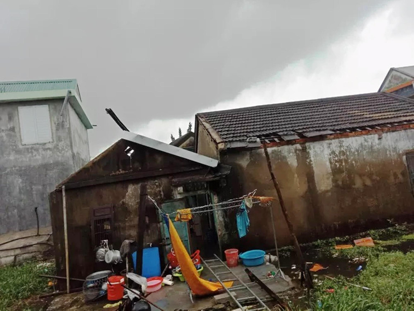 Lốc làm tốc mái nhà dân tại xã Vinh Hiền, huyện Phú Lộc, TT-Huế. Ảnh: CTV