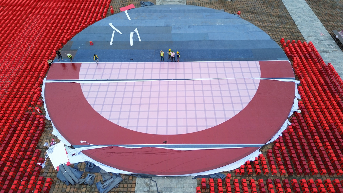 Hoàn thiện lắp dựng sân khấu cầu truyền hình tại Huế. Ảnh: Thế Nghĩa Hoàn thiện lắp dựng sân khấu cầu truyền hình tại Huế. Ảnh: Thế Nghĩa