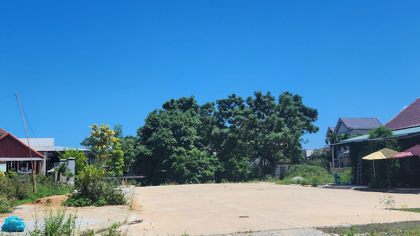 Tuy nhiên, kể từ ngày khởi công đến nay, công trình vẫn dang dở do vướng công tác giải phóng mặt bằng. Hiện, dự án còn hơn 100 mét đường chưa thể triển khai xây dựng.