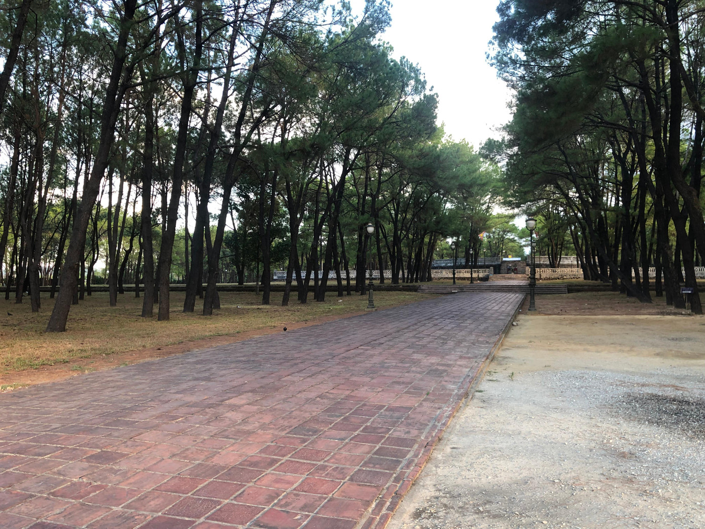 Bên trong di tích đàn Nam Giao