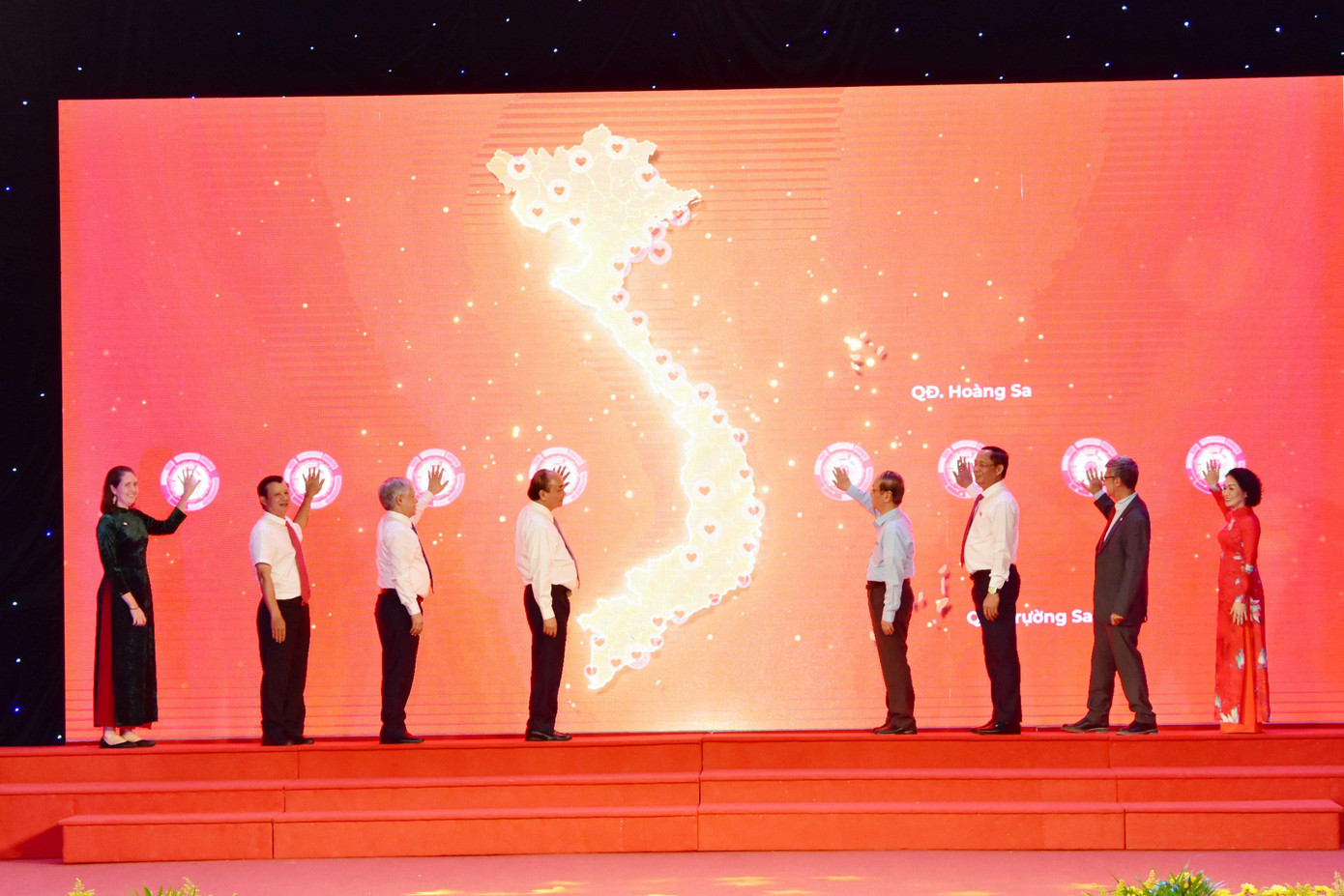 Chủ tịch nước và đại diện các cơ quan, tổ chức bấm nút khởi động Tháng Nhân đạo năm 2022