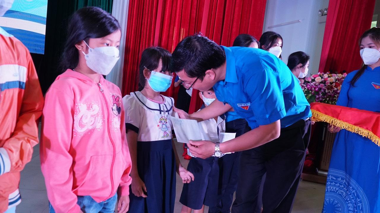 Tặng học bổng cho học sinh nghèo